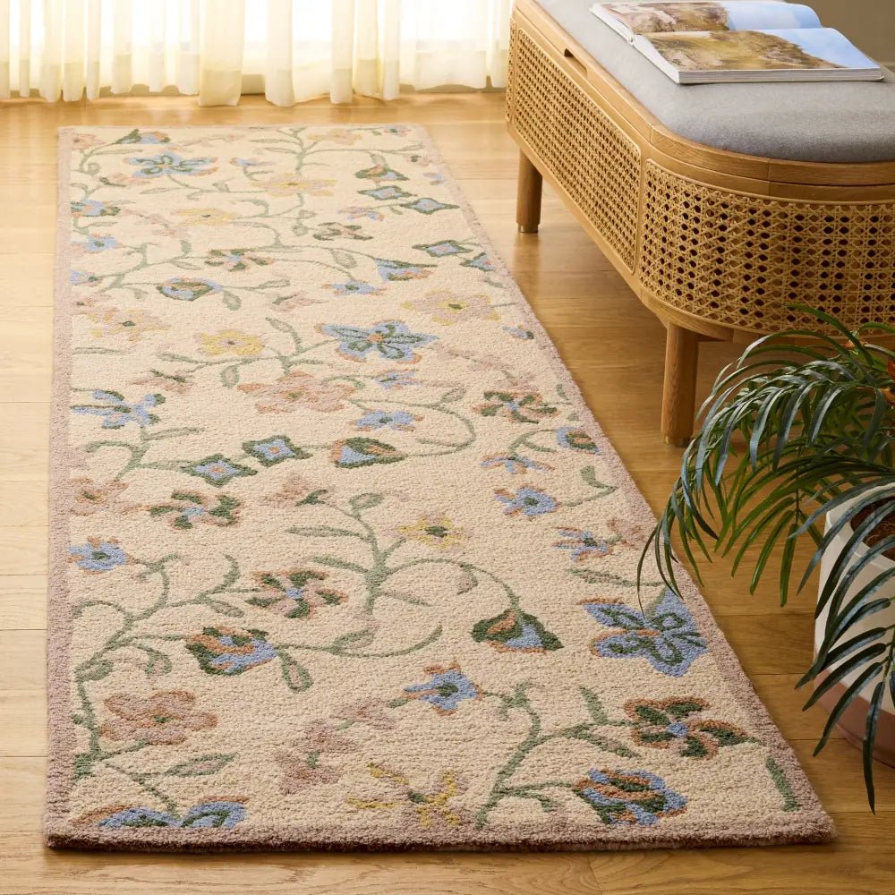 Safavieh Chelsea 2'-3" x 8'-0" Rug in Beige / Green