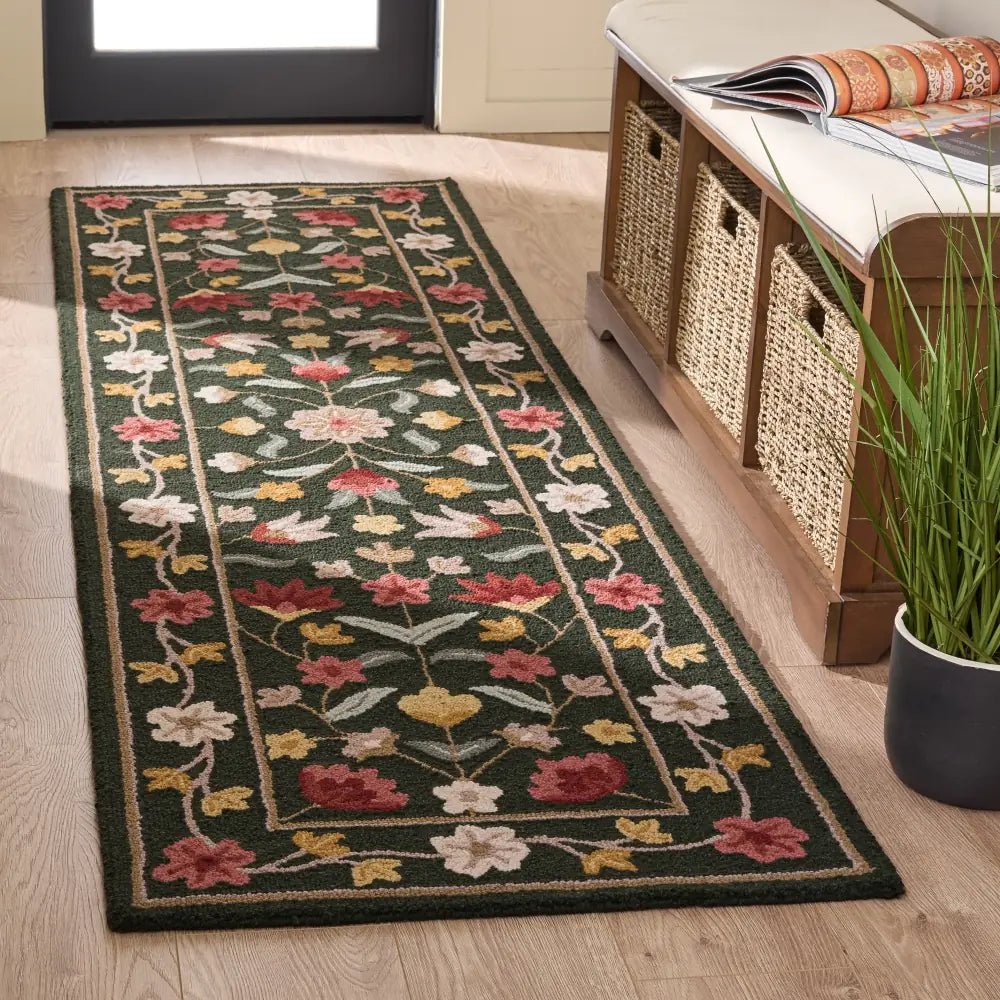 Safavieh Chelsea 2'-3" x 8'-0" Rug in Green / Red