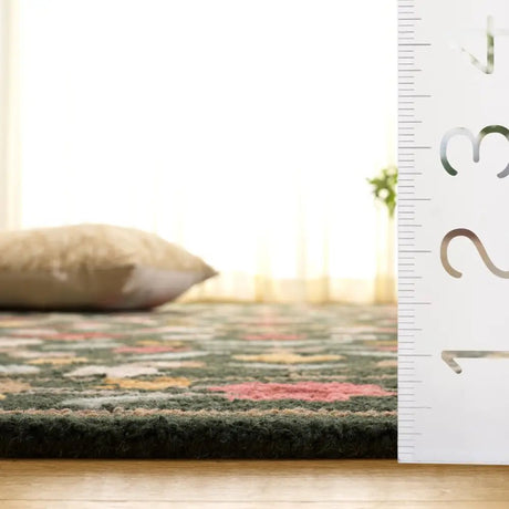 Safavieh Chelsea 5'-0" x 8'-0" Rug in Green / Red