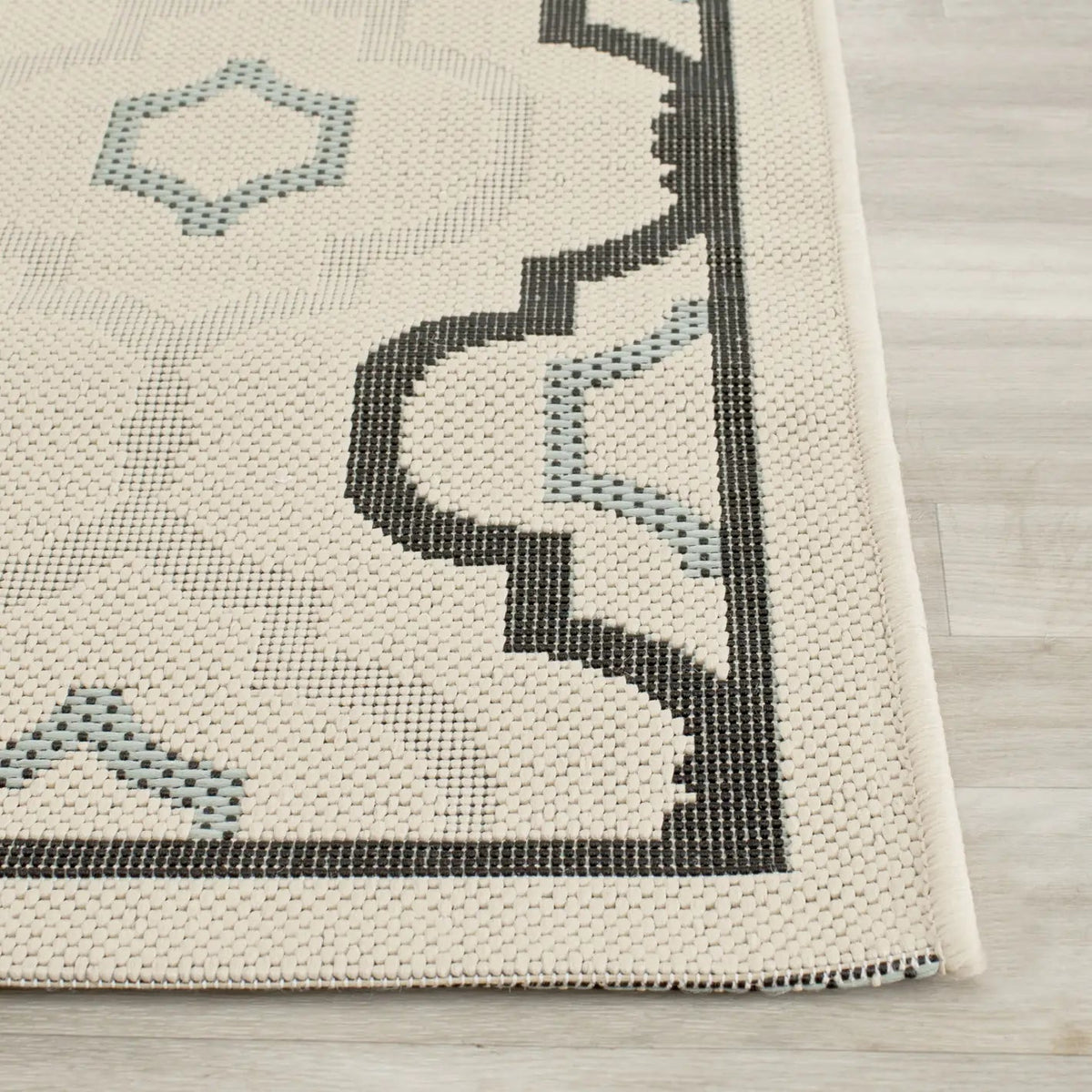 Safavieh Courtyard 2'-7" x 5'-0" Rug in Ivory / Black