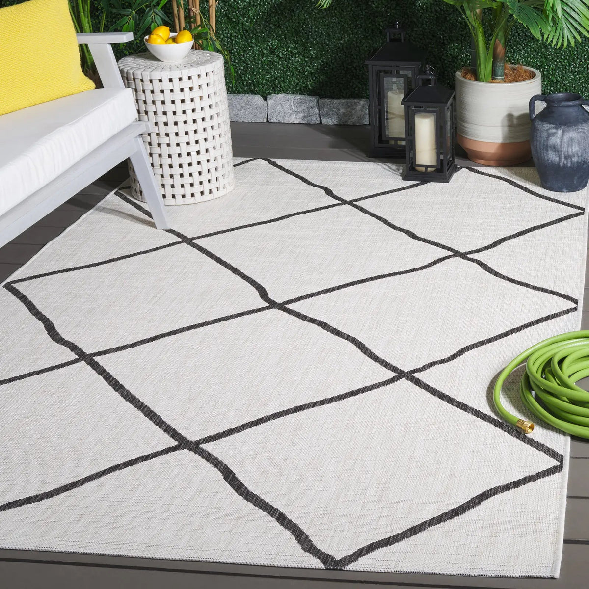 Safavieh Courtyard 4'-0" x 5'-7" Rug in Ivory / Black