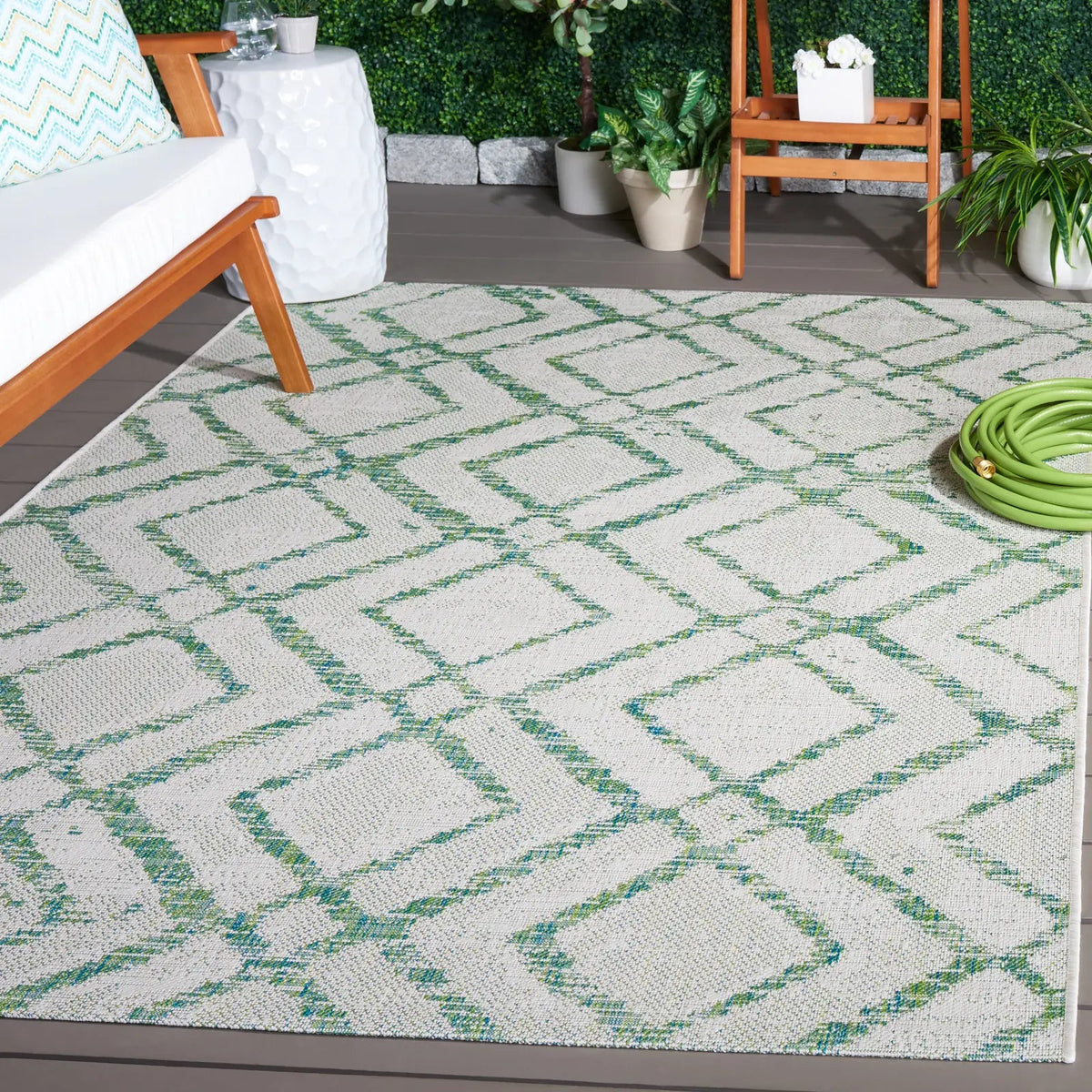 Safavieh Courtyard 4'-0" x 5'-7" Rug in Ivory / Green