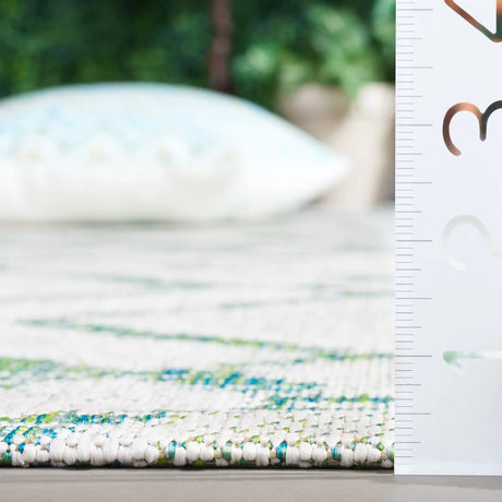Safavieh Courtyard 4'-0" x 5'-7" Rug in Ivory / Green