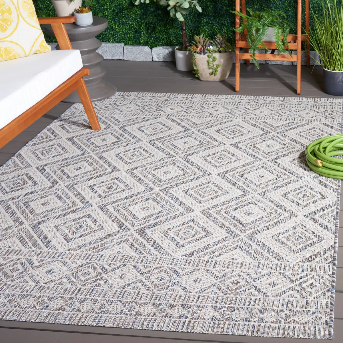 Safavieh Courtyard 5'-3" x 7'-7" Rug in Ivory Blue / Beige