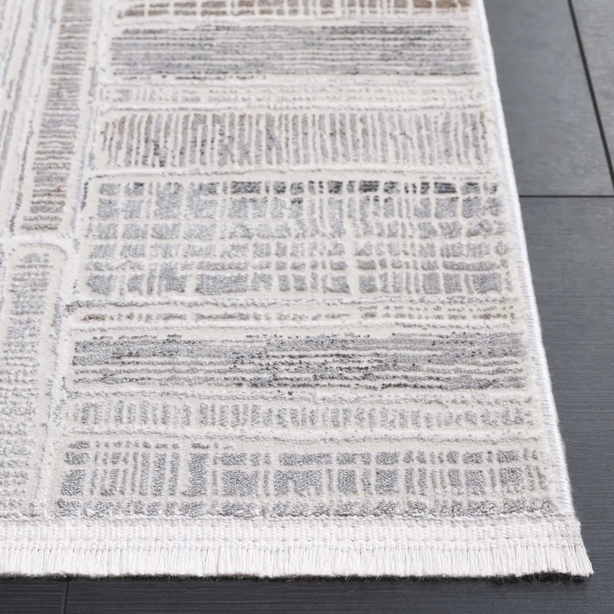 Safavieh Diamond 5'-3" x 7'-6" Rug in Grey / Light Grey