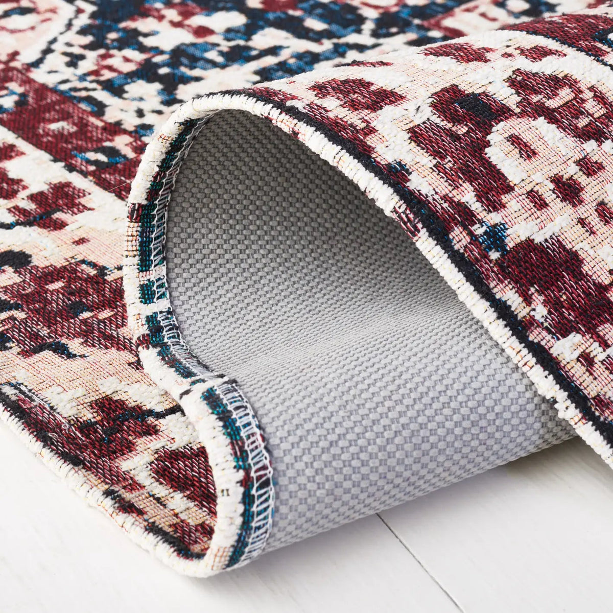 Safavieh Easy Care 4'-0" x 6'-0" Rug in Red / Navy