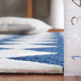 Safavieh Ebony 4'-0" x 6'-0" Rug in Navy / Ivory