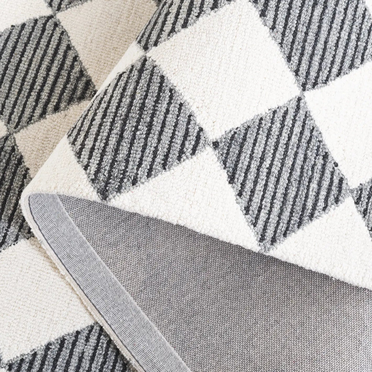 Safavieh Ebony 4'-0" x 6'-0" Rug in Black / Ivory