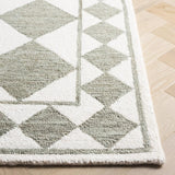 Safavieh Ebony 4'-0" x 6'-0" Rug in Sage / Ivory