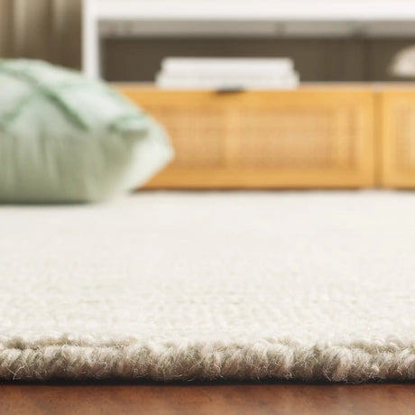 Safavieh Ebony 4'-0" x 6'-0" Rug in Sage / Ivory