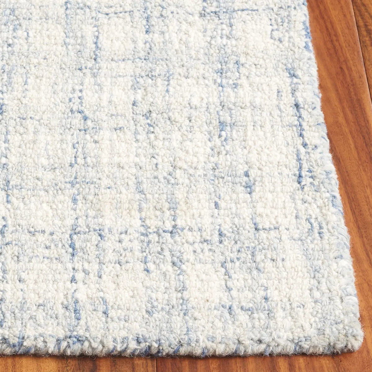 Safavieh Ebony 4'-0" x 6'-0" Rug in Blue / Ivory