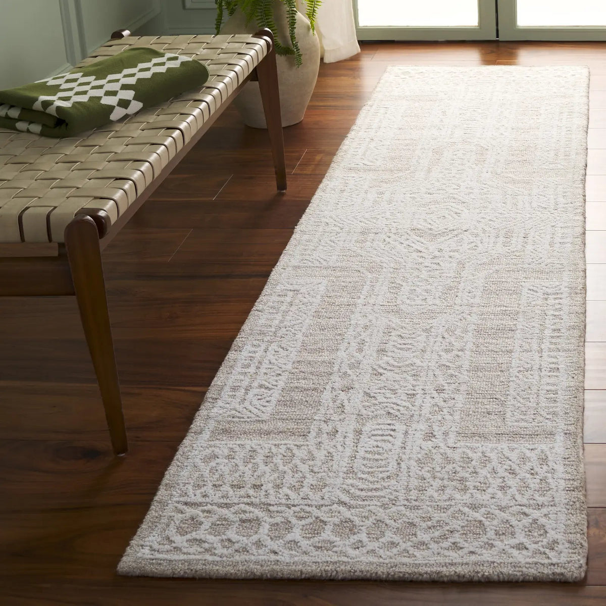 Safavieh Ebony 2'-3" x 9'-0" Rug in Beige / Ivory