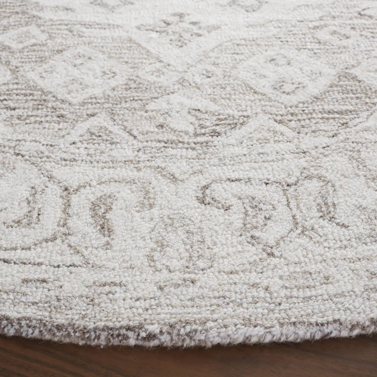 Safavieh Ebony 6'-0" x 6'-0" Rug in Beige / Ivory