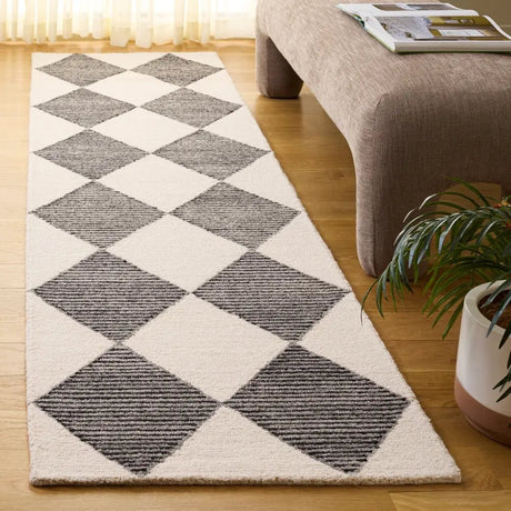 Safavieh Ebony 2'-3" x 9'-0" Rug in Ivory / Black