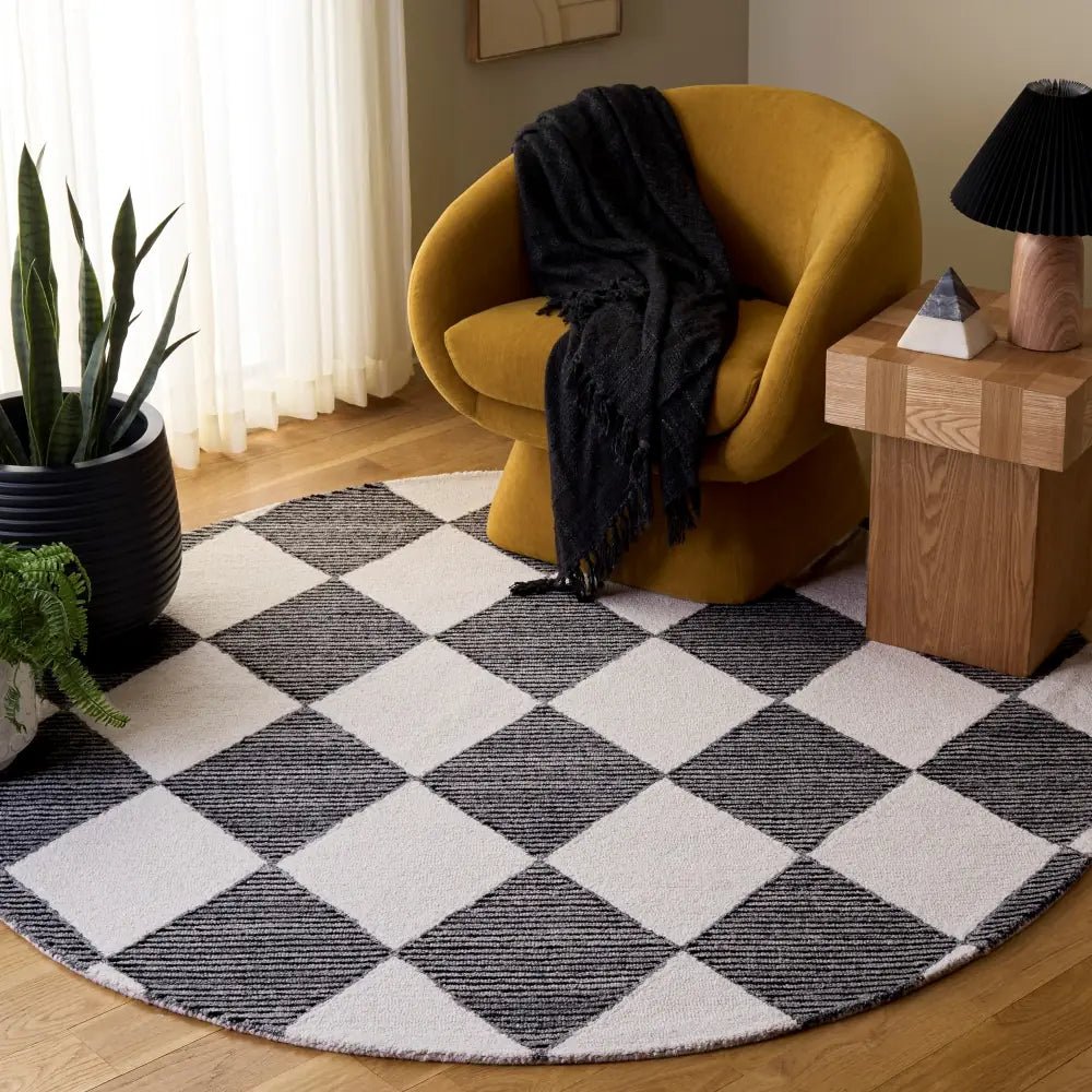 Safavieh Ebony 6'-0" x 6'-0" Rug in Ivory / Black