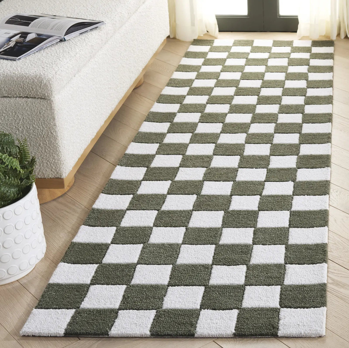 Safavieh Ebony 2'-3" x 8'-0" Rug in Green / Ivory