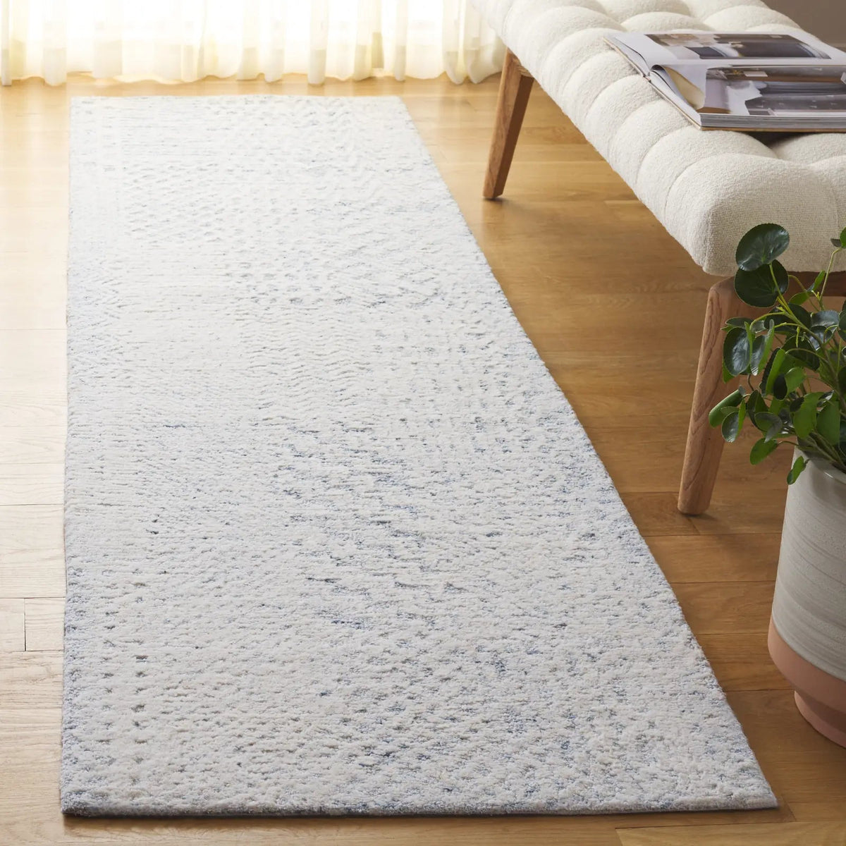 Safavieh Ebony 2'-3" x 9'-0" Rug in Ivory / Blue