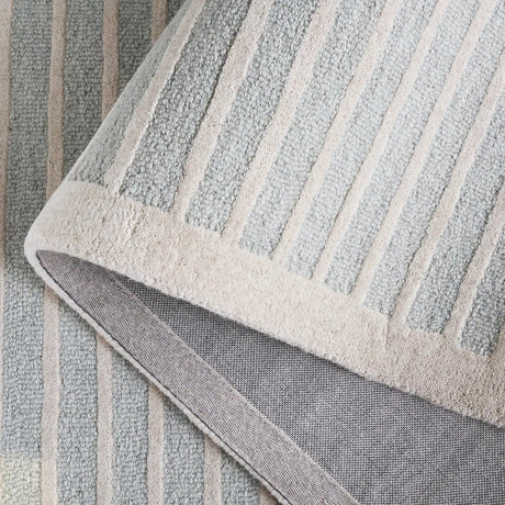 Safavieh Ebony 4'-0" x 6'-0" Rug in Light Blue / Ivory