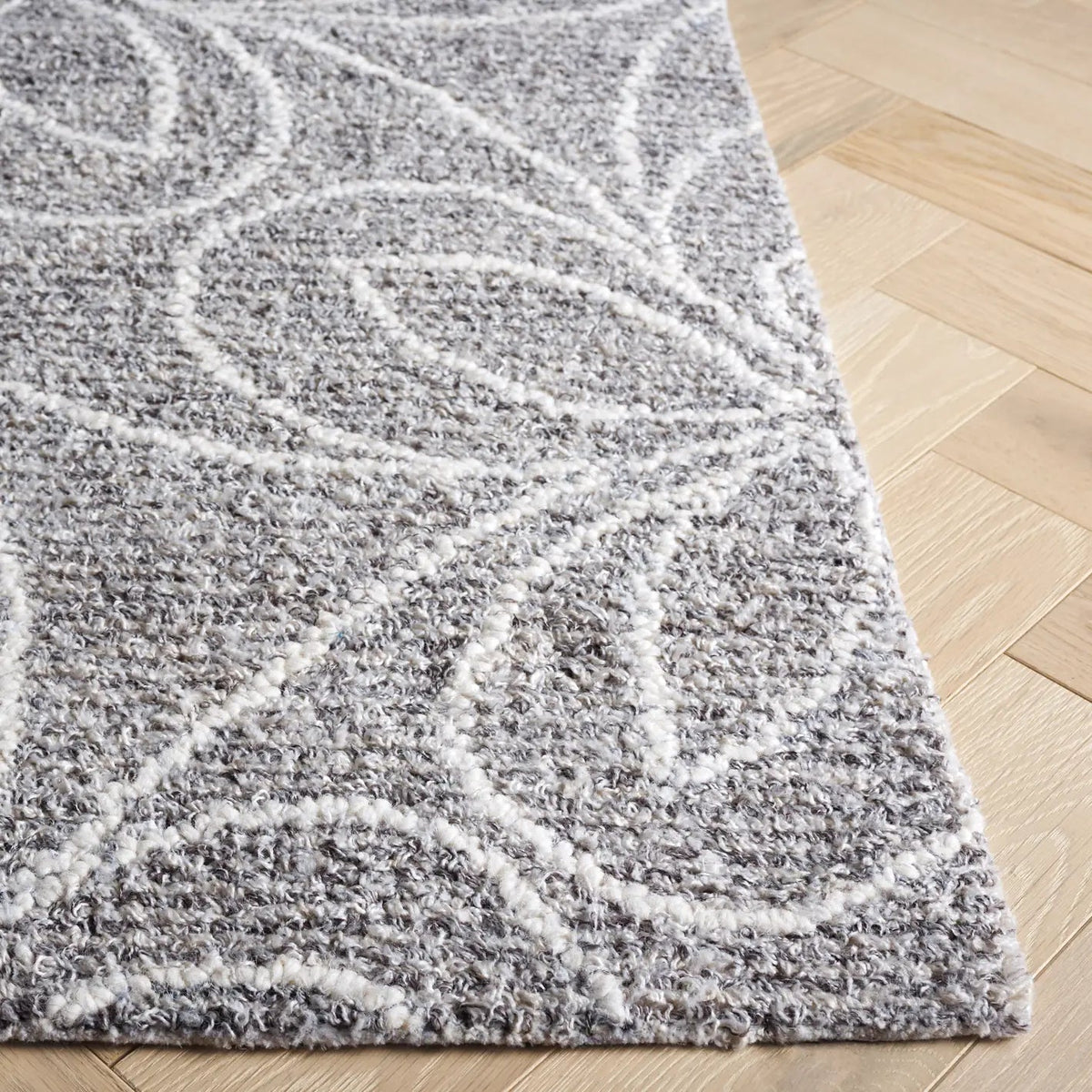 Safavieh Ebony 4'-0" x 6'-0" Rug in Grey / Ivory