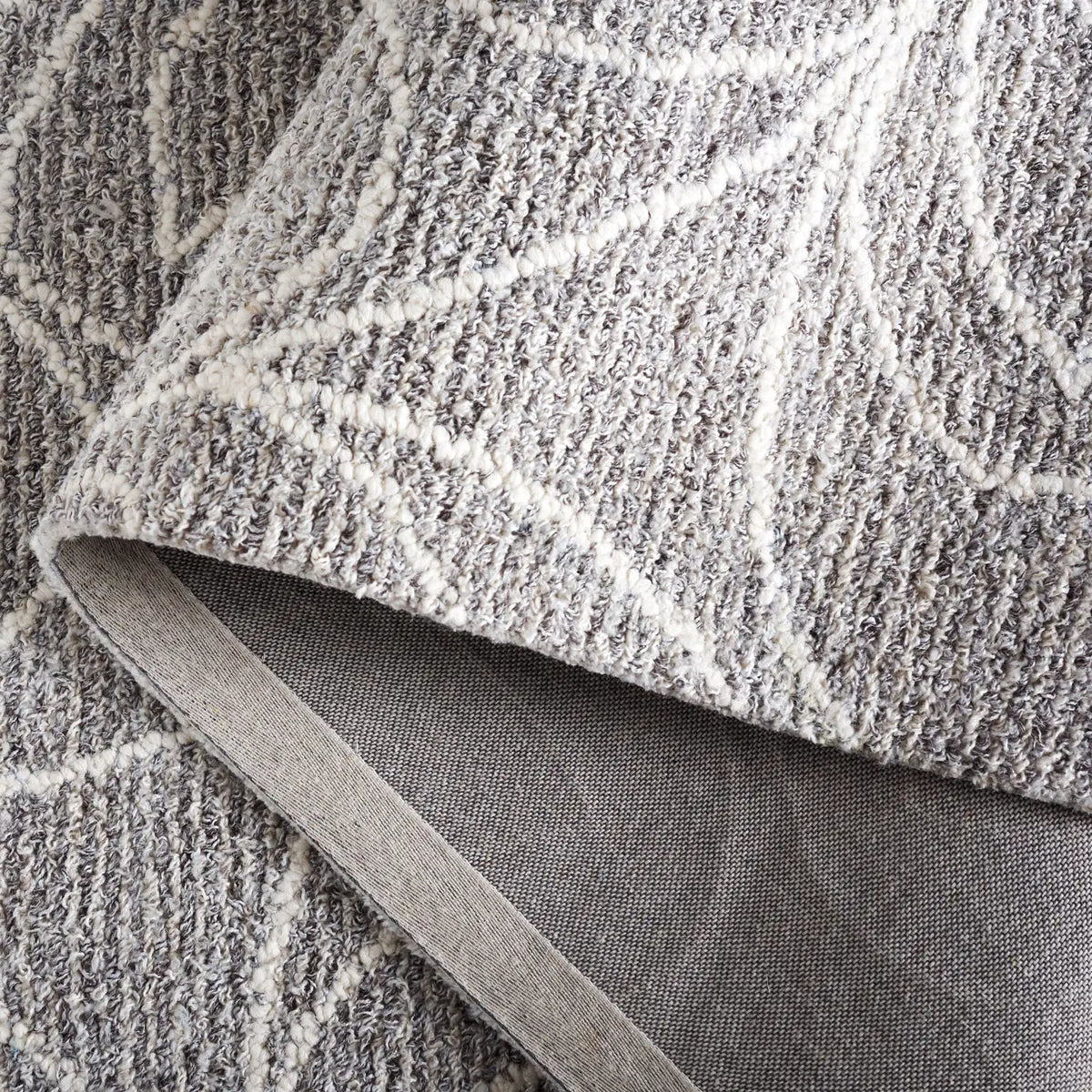 Safavieh Ebony 4'-0" x 6'-0" Rug in Grey / Ivory
