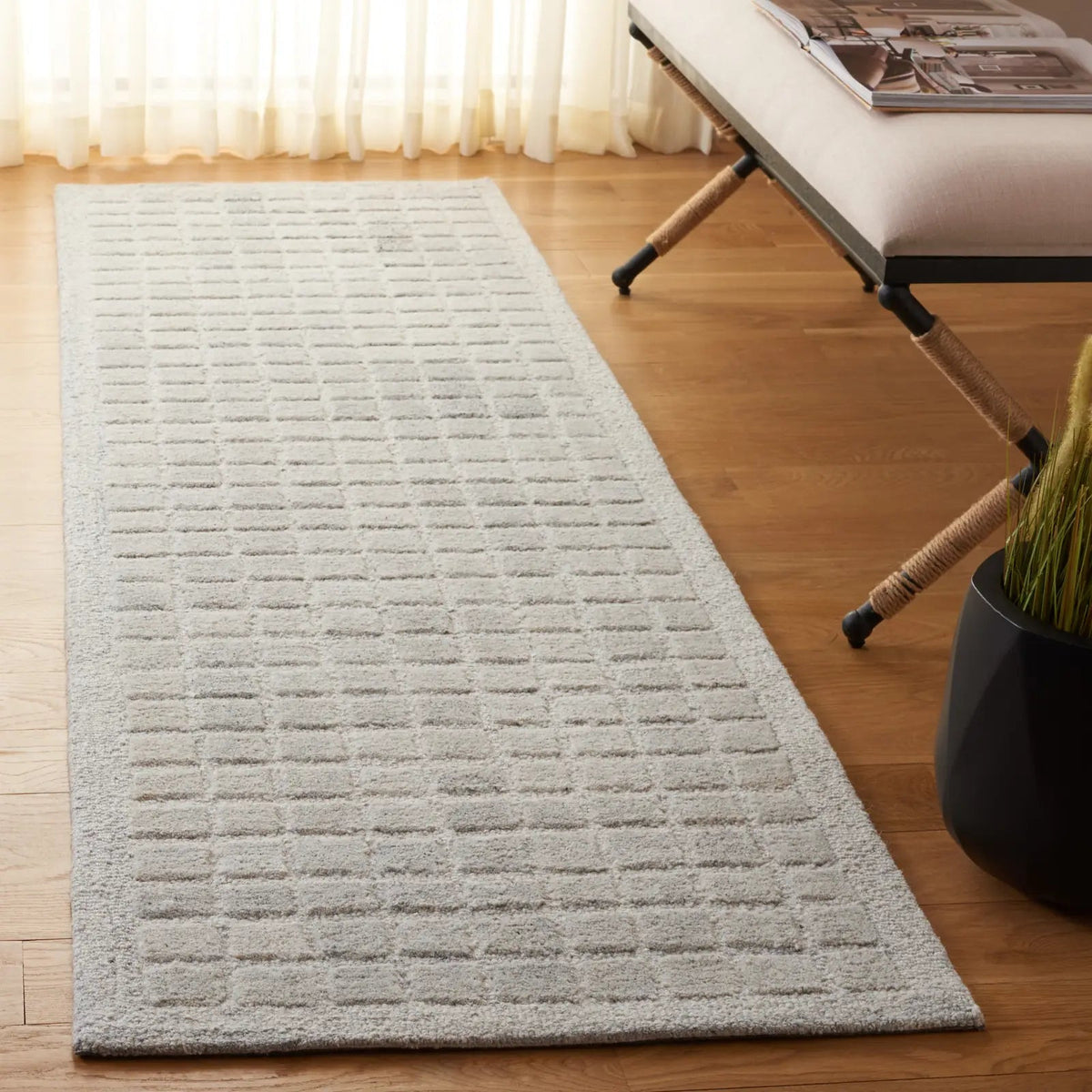Safavieh Ebony 2'-3" x 8'-0" Rug in Grey