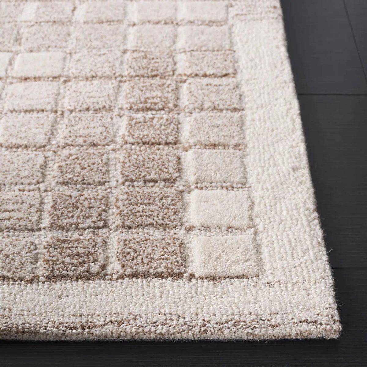 Safavieh Ebony 4'-0" x 6'-0" Rug in Ivory / Brown