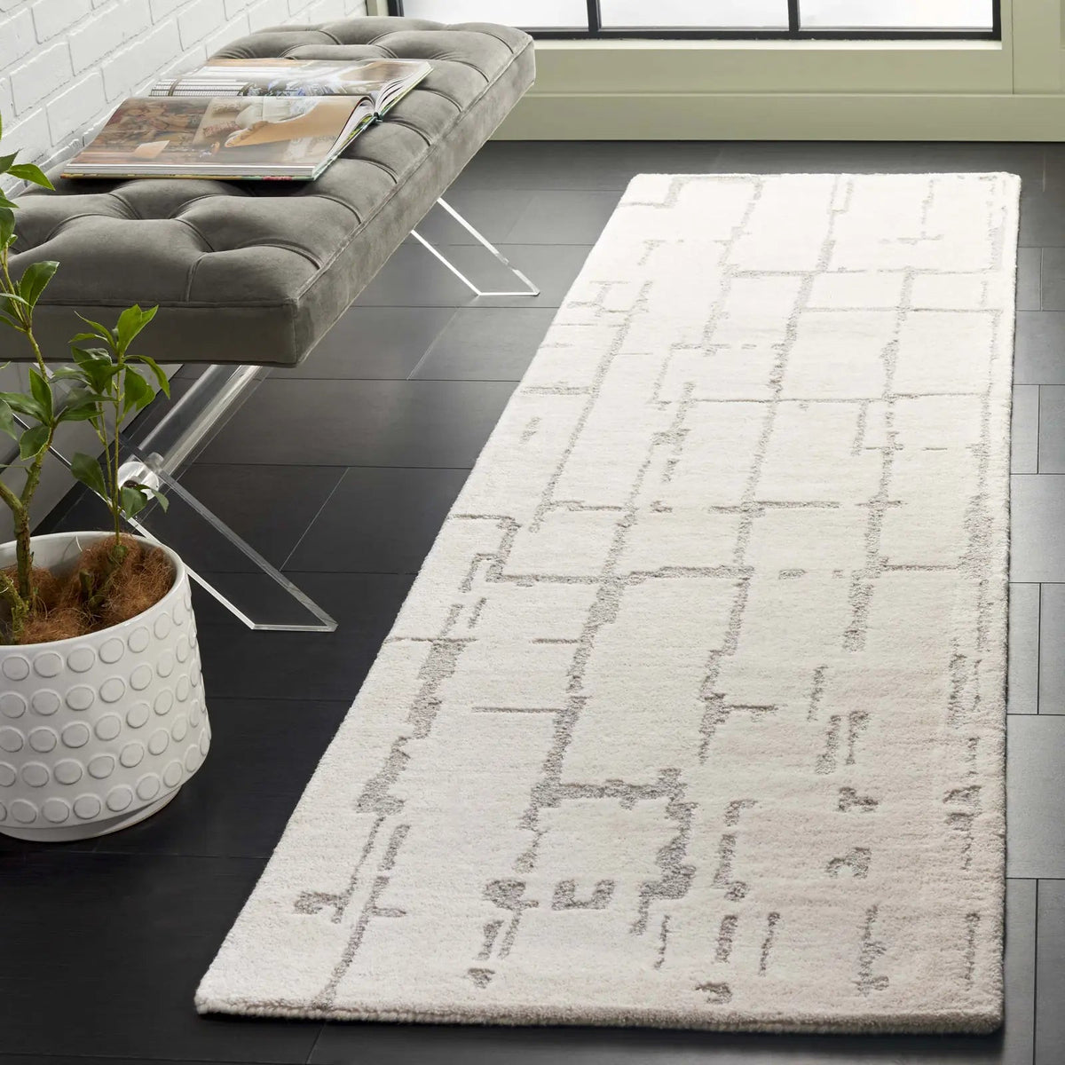 Safavieh Ebony 2'-3" x 8'-0" Rug in Ivory / Grey