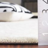 Safavieh Ebony 4'-0" x 6'-0" Rug in Ivory