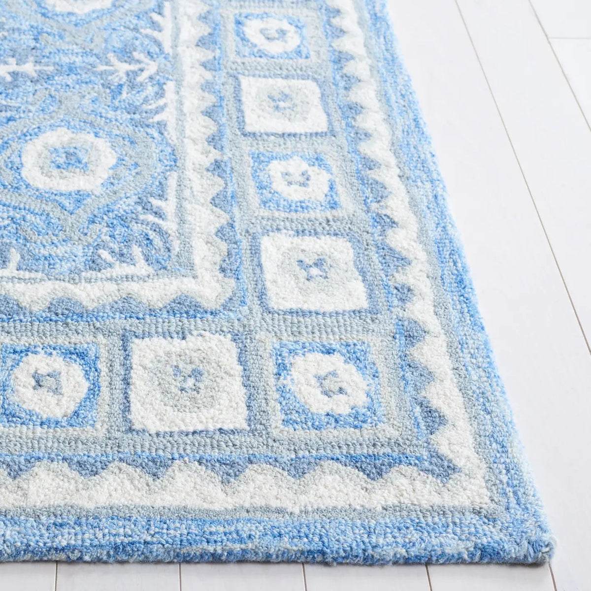 Safavieh Ebony 4'-0" x 6'-0" Rug in Blue / Ivory