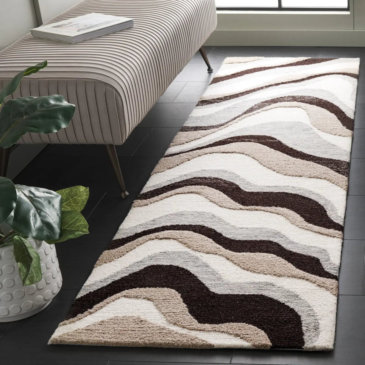 Safavieh Ebony 2'-3" x 8'-0" Rug in Ivory / Grey