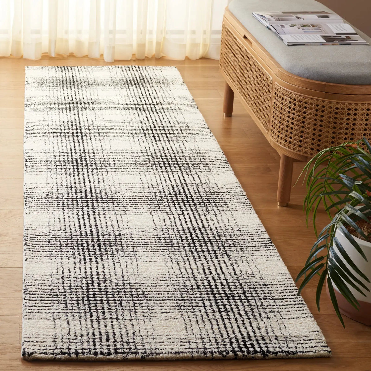 Safavieh Ebony 2'-3" x 8'-0" Rug in Ivory / Black