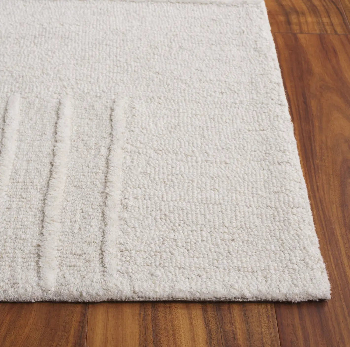 Safavieh Ebony 4'-0" x 6'-0" Rug in Ivory