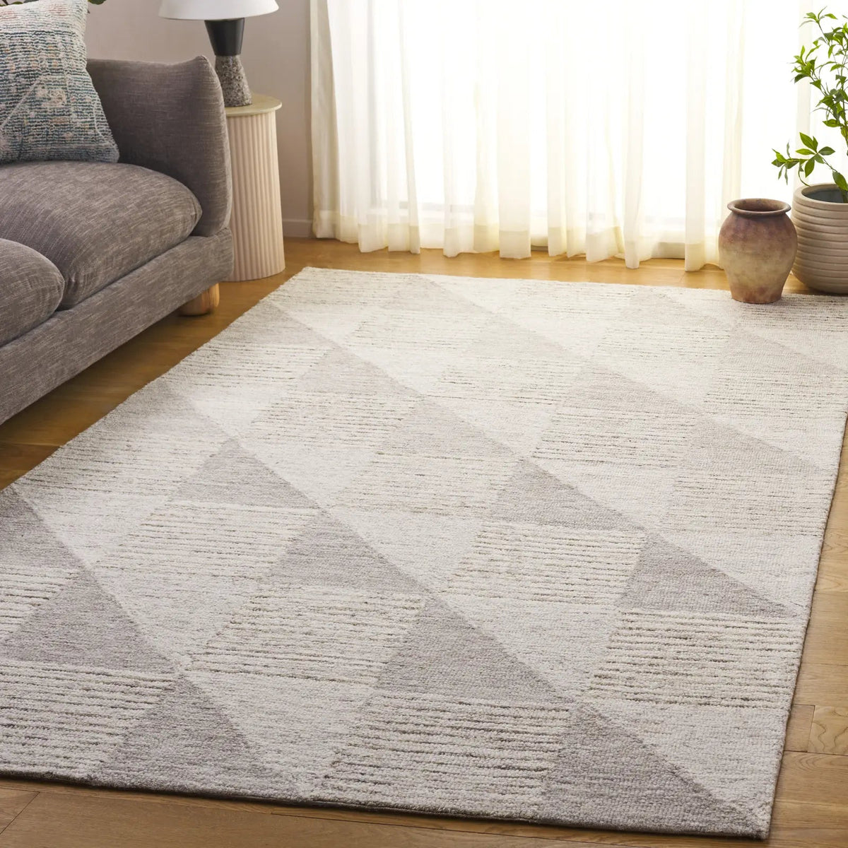 Safavieh Ebony 4'-0" x 6'-0" Rug in Grey
