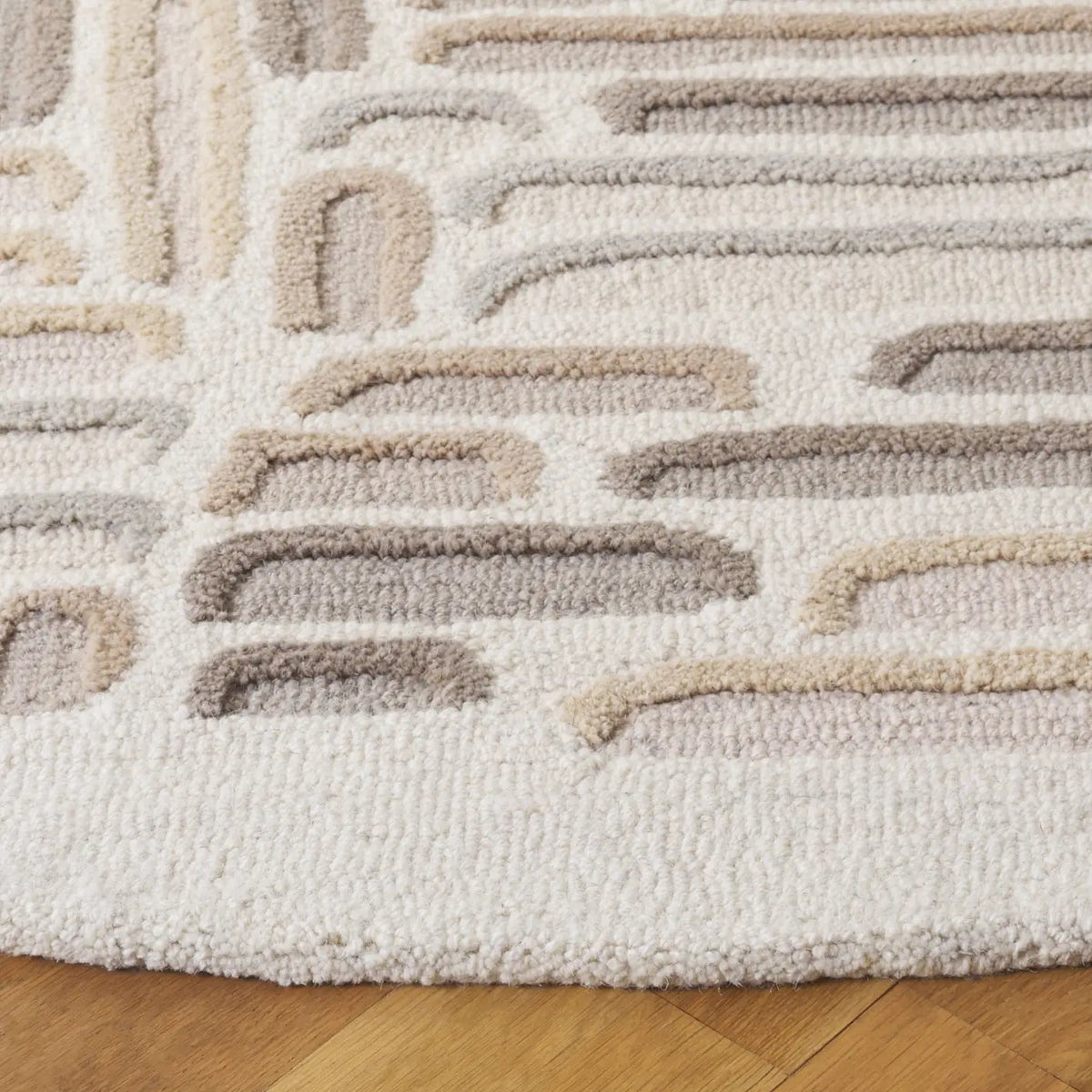 Safavieh Ebony 6'-0" x 6'-0" Rug in Beige / Ivory