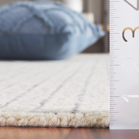 Safavieh Ebony 4'-0" x 6'-0" Rug in Light Blue / Ivory
