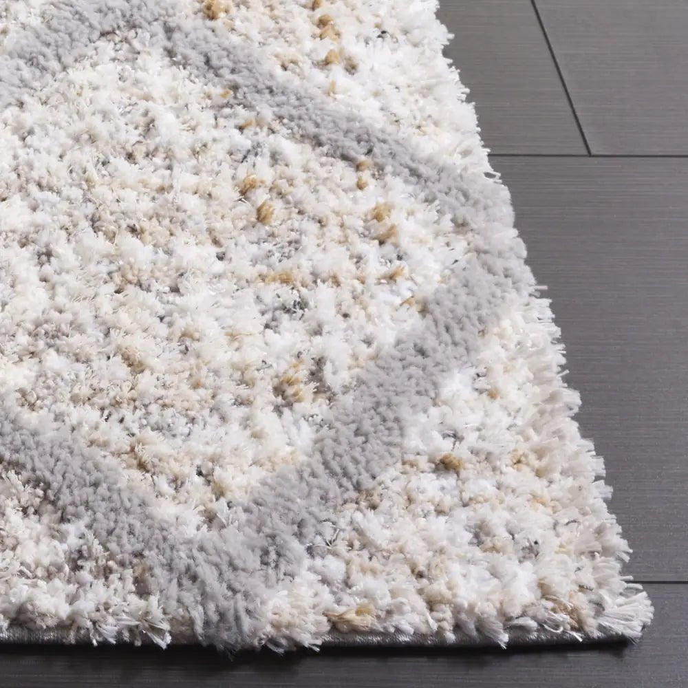 Safavieh Everett Shag 5'-3" x 7'-0" Rug in Ivory / Grey