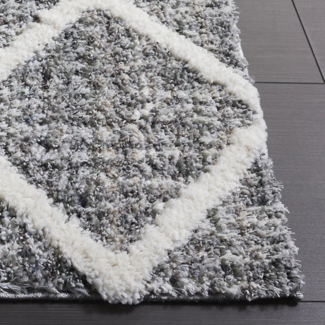 Safavieh Everett Shag 4'-0" x 6'-0" Rug in Grey / Ivory