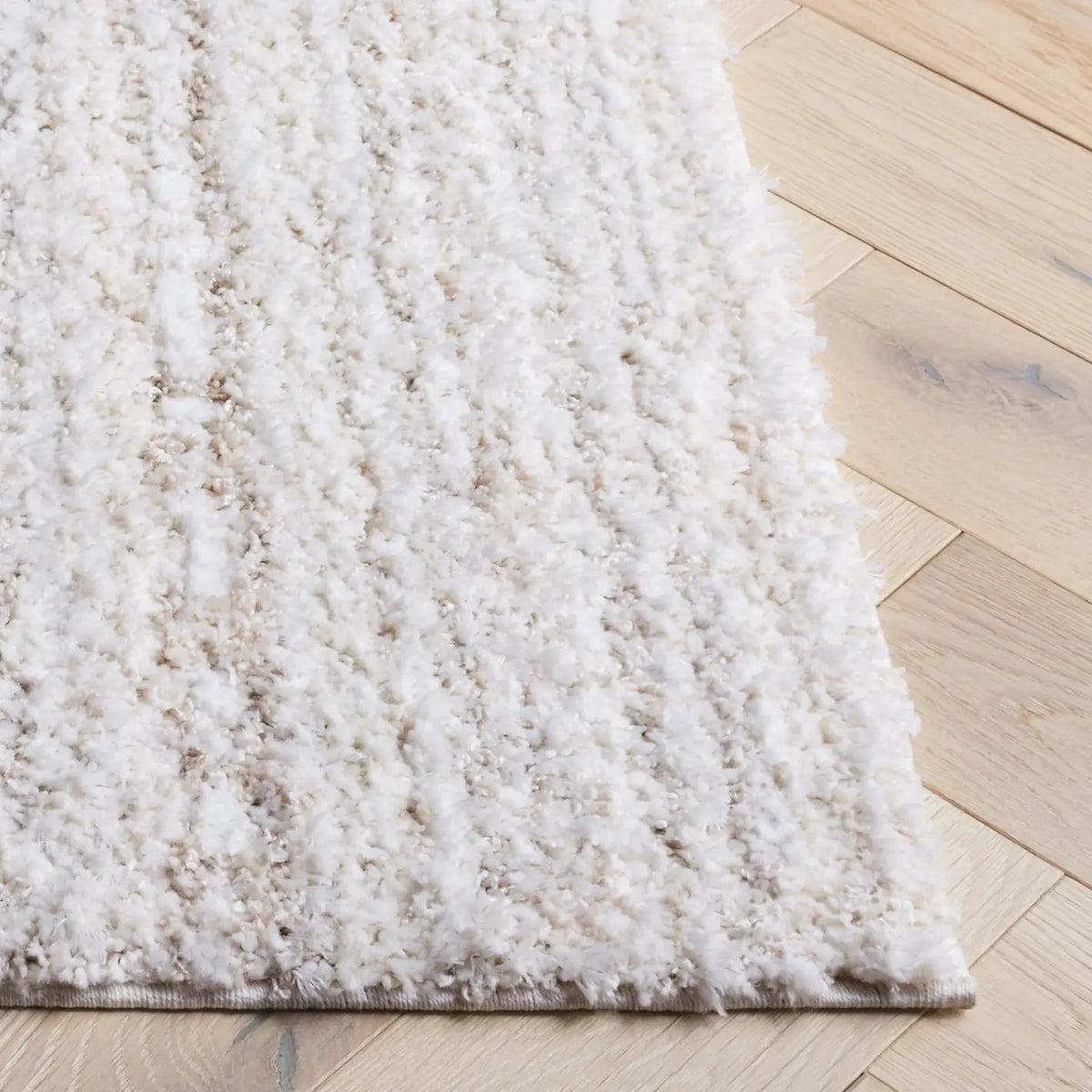 Safavieh Everett Shag 4'-0" x 6'-0" Rug in Ivory / Beige