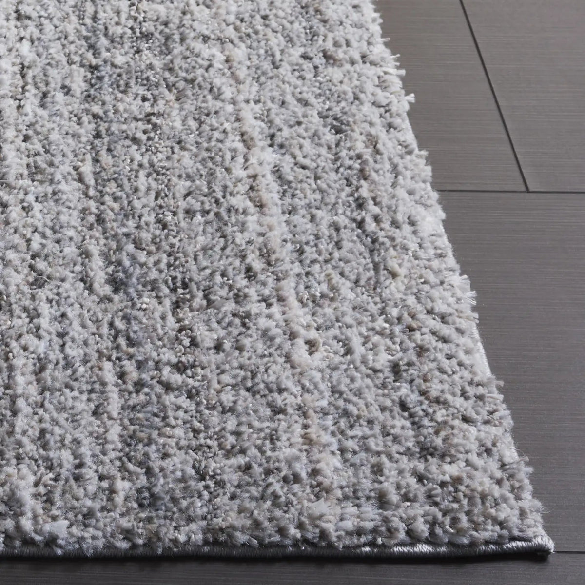 Safavieh Everett Shag 4'-0" x 6'-0" Rug in Grey / Beige