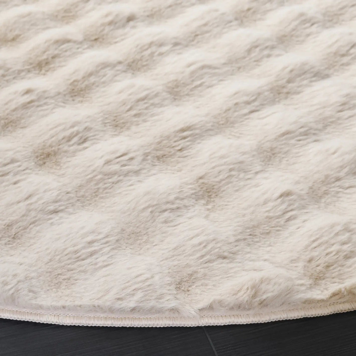 Safavieh Faux Rabbit Bubble 100 6'-0" x 6'-0" Rug in Beige