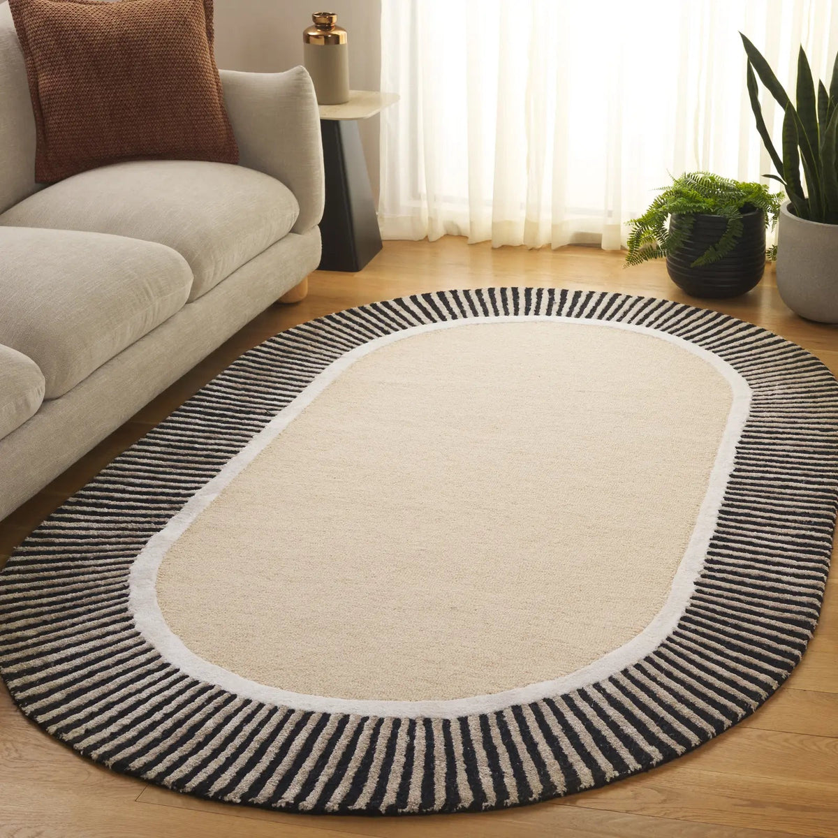 Safavieh Fifth Avenue 5'-0" x 8'-0" Rug in Beige / Black