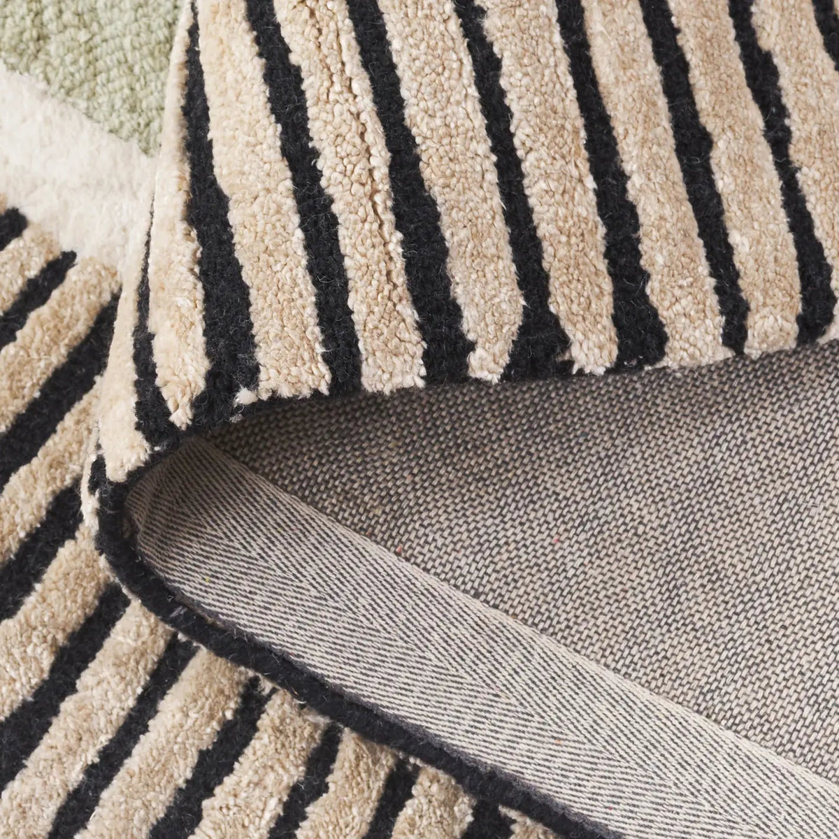 Safavieh Fifth Avenue 5'-0" x 8'-0" Rug in Sage / Black
