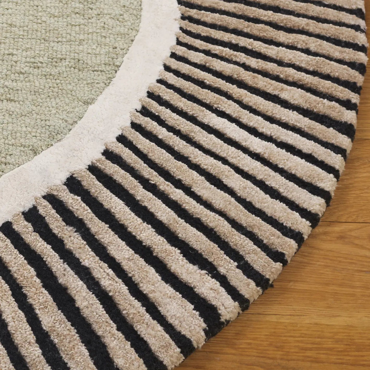 Safavieh Fifth Avenue 5'-0" x 8'-0" Rug in Sage / Black