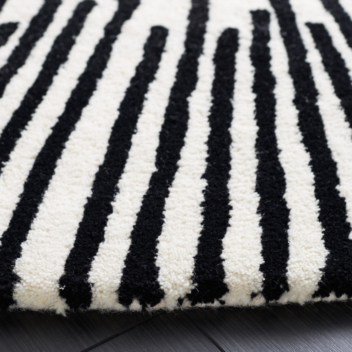 Safavieh Fifth Avenue Ftv129A Ivory/Black Rug - Safavieh - ftv129a - 3