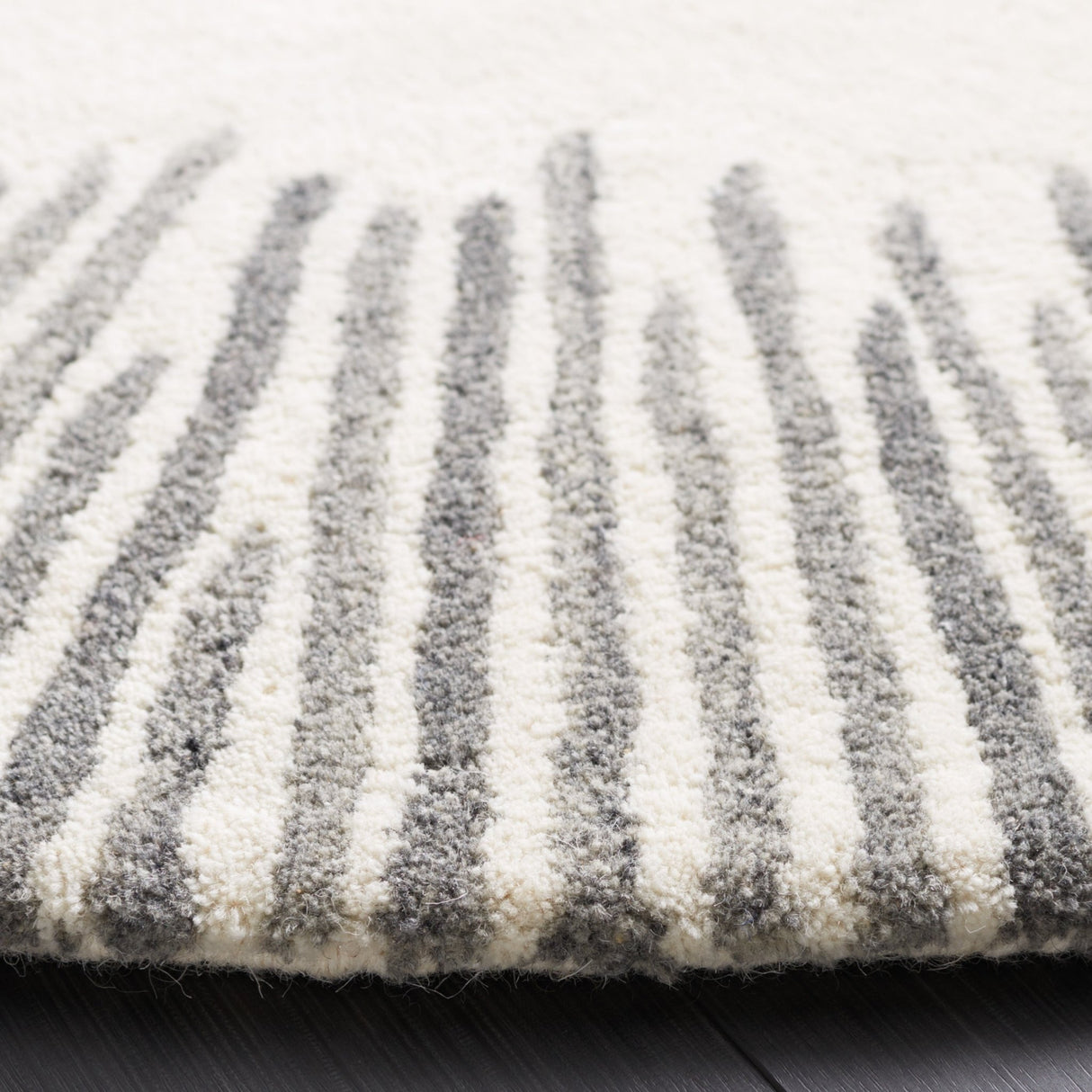 Safavieh Fifth Avenue Ftv129G Ivory/Grey Rug - Safavieh - ftv129g - 3