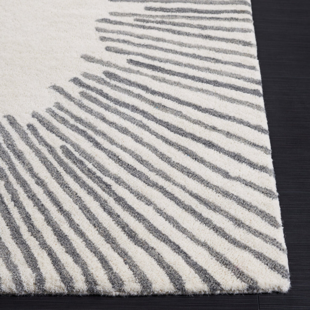 Safavieh Fifth Avenue Ftv129G Ivory/Grey Rug - Safavieh - ftv129g - 5r