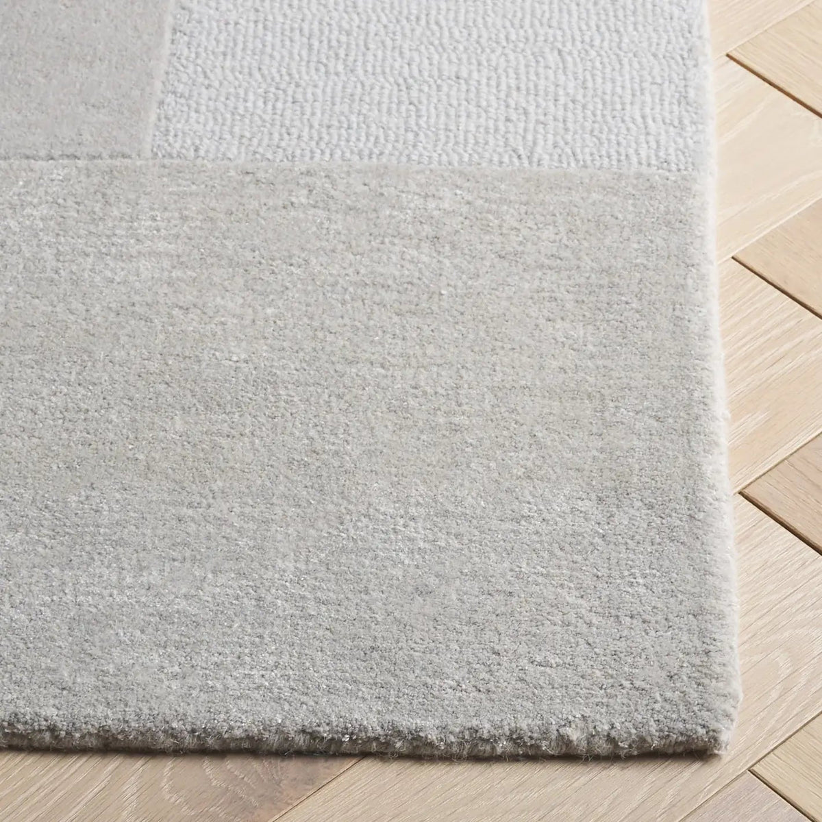 Safavieh Fifth Avenue 4'-0" x 6'-0" Rug in Grey