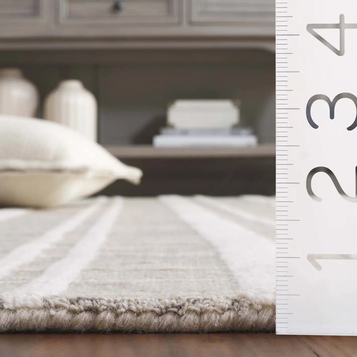 Safavieh Fifth Avenue 4'-0" x 6'-0" Rug in Ivory / Taupe