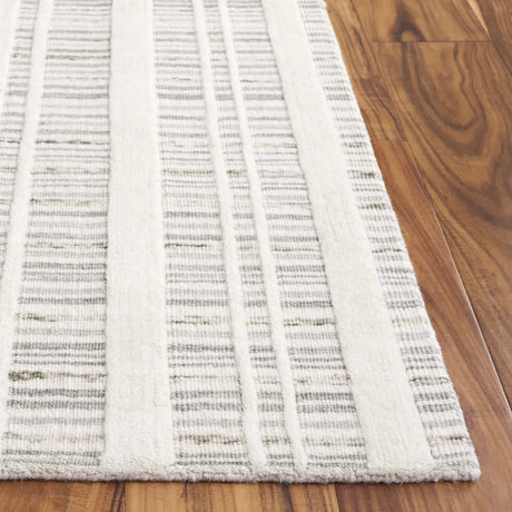 Safavieh Fifth Avenue 4'-0" x 6'-0" Rug in Grey / Ivory