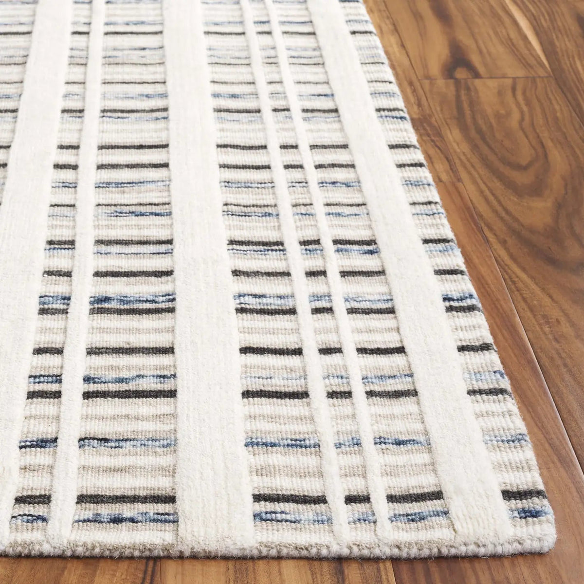 Safavieh Fifth Avenue 4'-0" x 6'-0" Rug in Dark Grey / Ivory